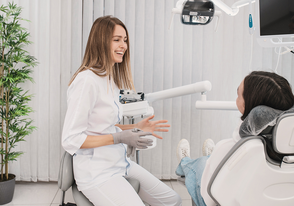Emergency dentist consulting patient in clinic